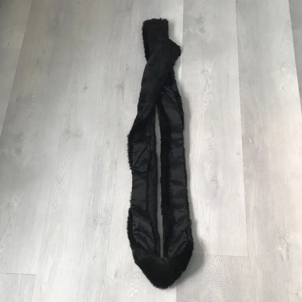 ARITZIA BABATON BLACK FAUX SCARF RECTANGLE WRAP